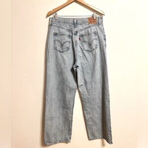 Levi’s Women’s High Waisted Straight Light Wash Jeans Size 31
